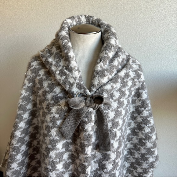 Ann Taylor cape grey white  textured houndstooth knit pattern one size NWT - Picture 6 of 12